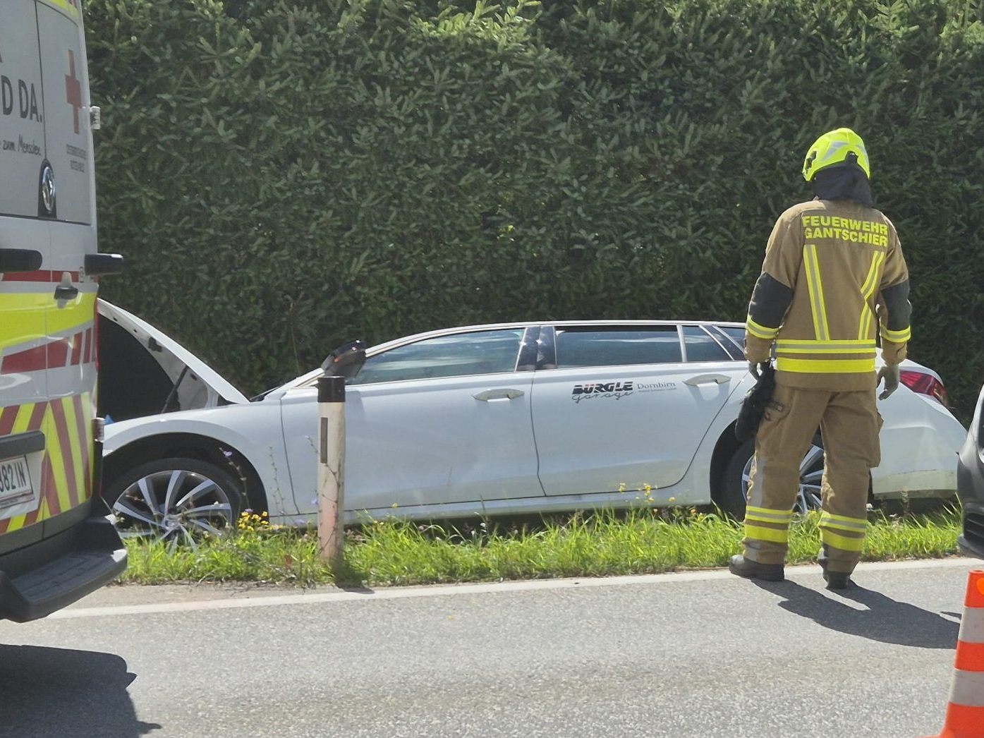 Auto landet im Graben – Lenker verletzt Auto landet im Graben – Lenker verletzt