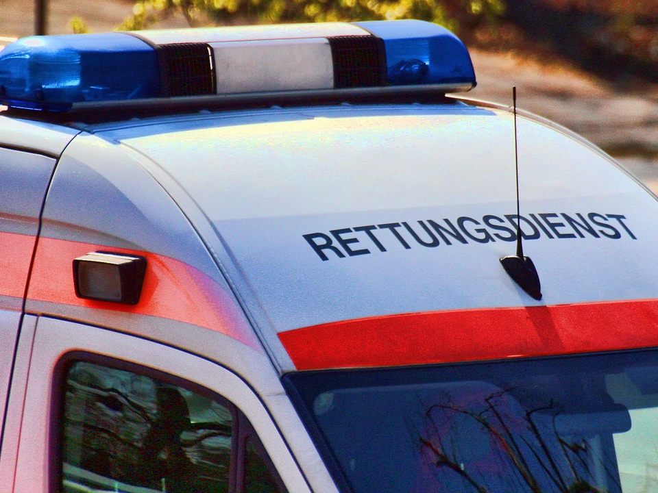 Der verletzte 28-Jährige wurde ins Krankenhaus eingeliefert. Der verletzte 28-Jährige wurde ins Krankenhaus eingeliefert.