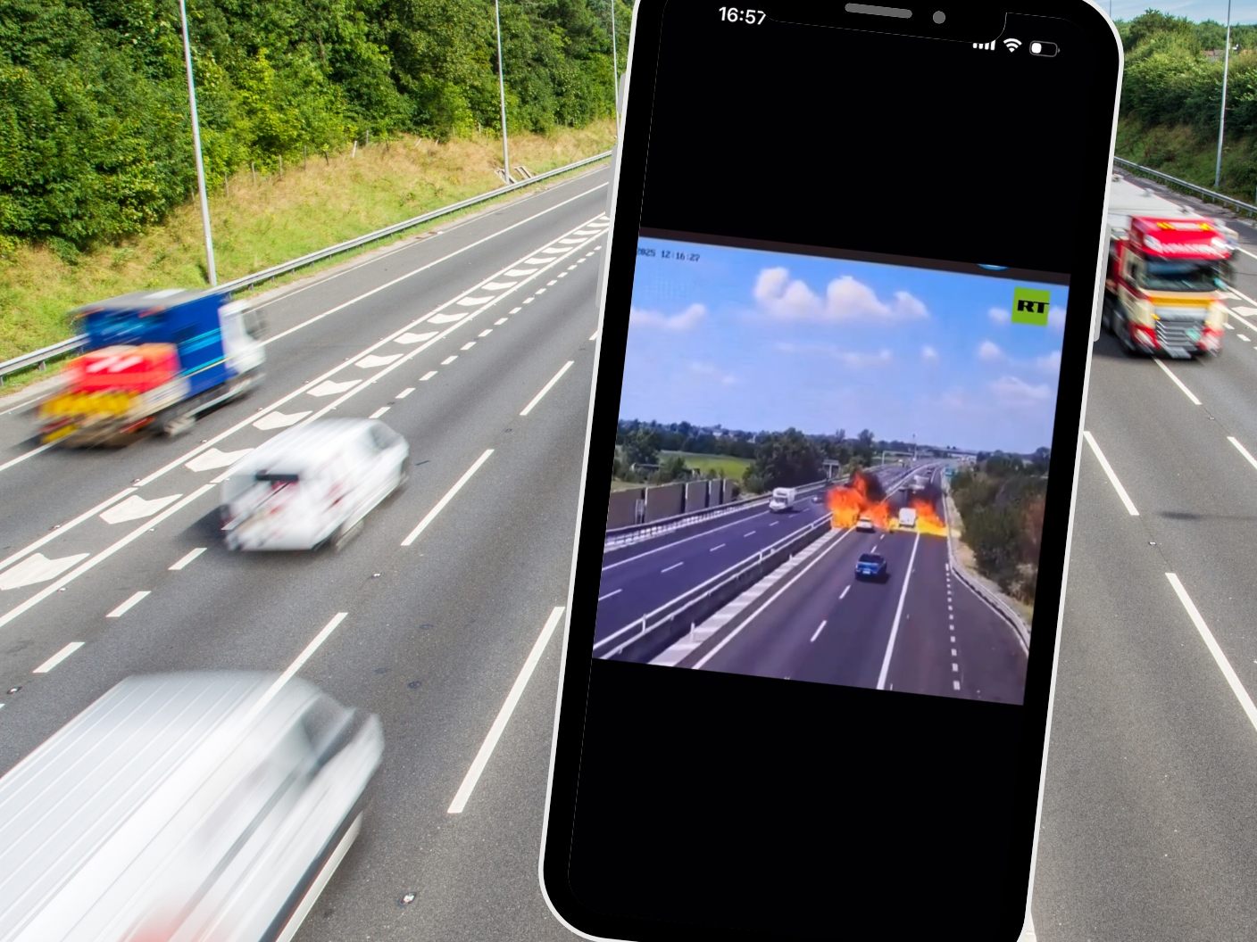 Ein Kleinflugzeug stürzte nahe Brescia auf eine stark befahrene Autobahn – zwei Menschen kamen ums Leben.