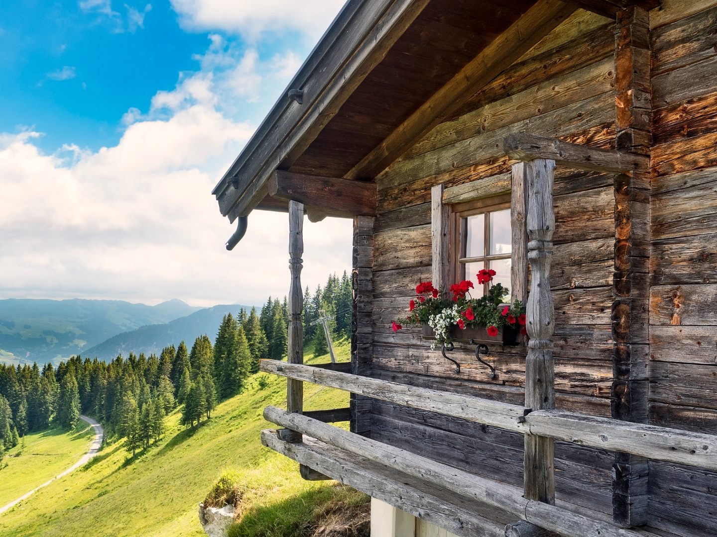 Der neue Hüttenknigge des Alpenvereins fordert mehr Rücksichtnahme und einen verantwortungsvollen Umgang mit Ressourcen auf Berghütten. Der neue Hüttenknigge des Alpenvereins fordert mehr Rücksichtnahme und einen verantwortungsvollen Umgang mit Ressourcen auf Berghütten.