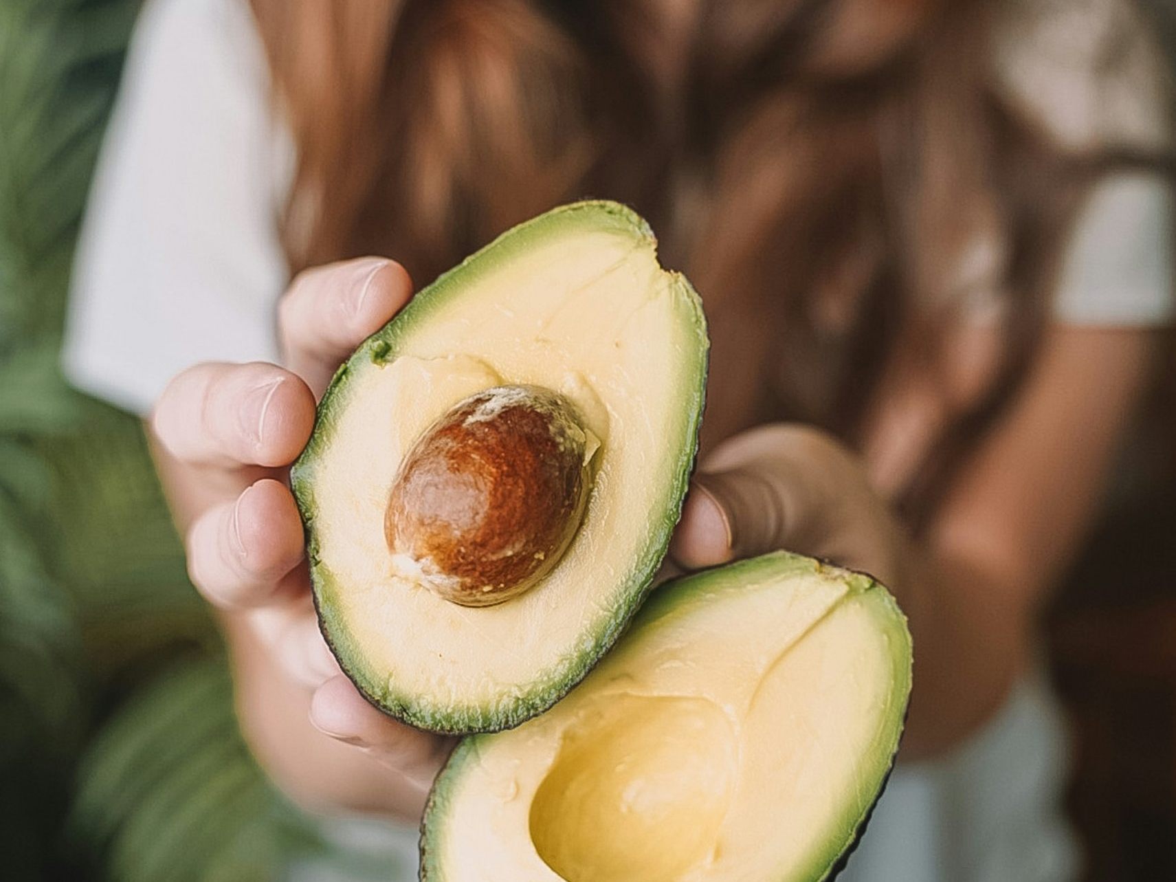 Entdecken Sie, wie ein Backofen-Trick harte Avocados schnell weich macht. Perfekt für spontane Guacamole oder Brotaufstriche.
