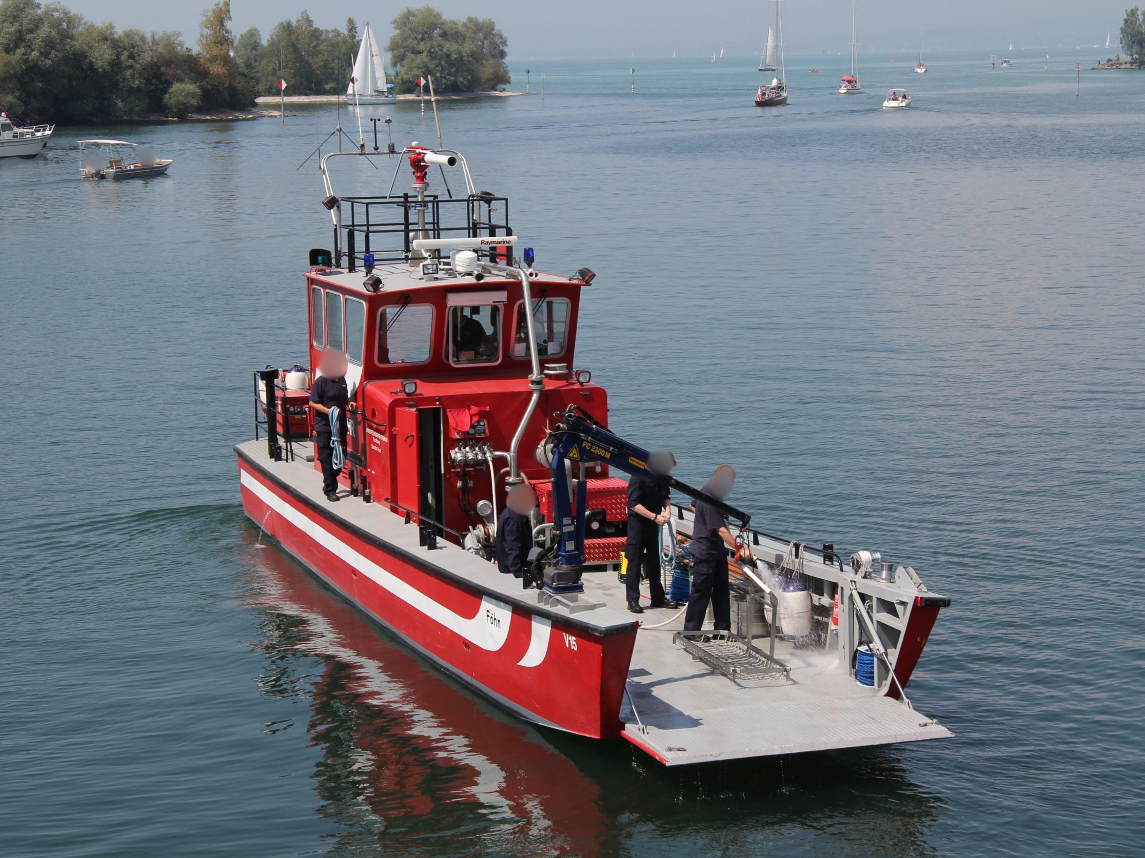 Ein Symbolbild zeigt ein Boot der Feuerwehr auf dem See. Ein Symbolbild zeigt ein Boot der Feuerwehr auf dem See.