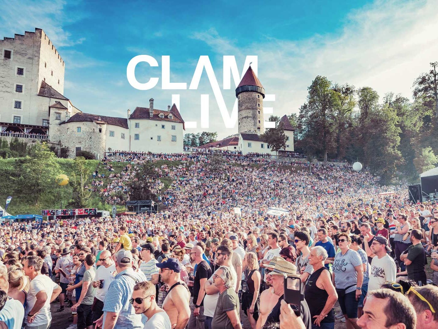 Clam Rock 2025 begeistert mit Rocklegenden wie Billy Idol und Melissa Etheridge auf der Burg Clam. Clam Rock 2025 begeistert mit Rocklegenden wie Billy Idol und Melissa Etheridge auf der Burg Clam.
