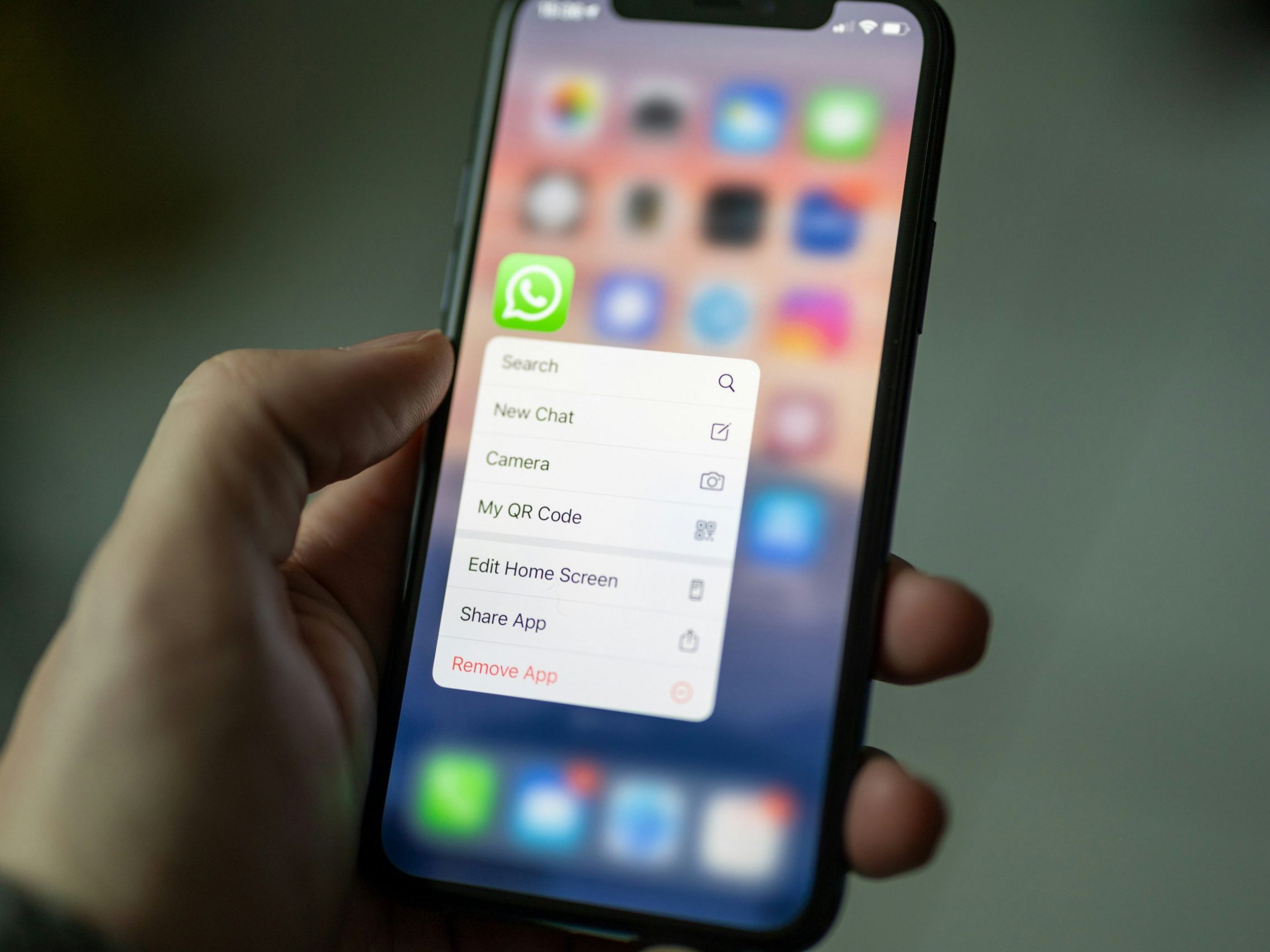 Erfahren Sie, wie Sie Meta AI in WhatsApp-Chats ausschließen. Nutzen Sie den erweiterten Chat-Datenschutz für mehr Privatsphäre.
