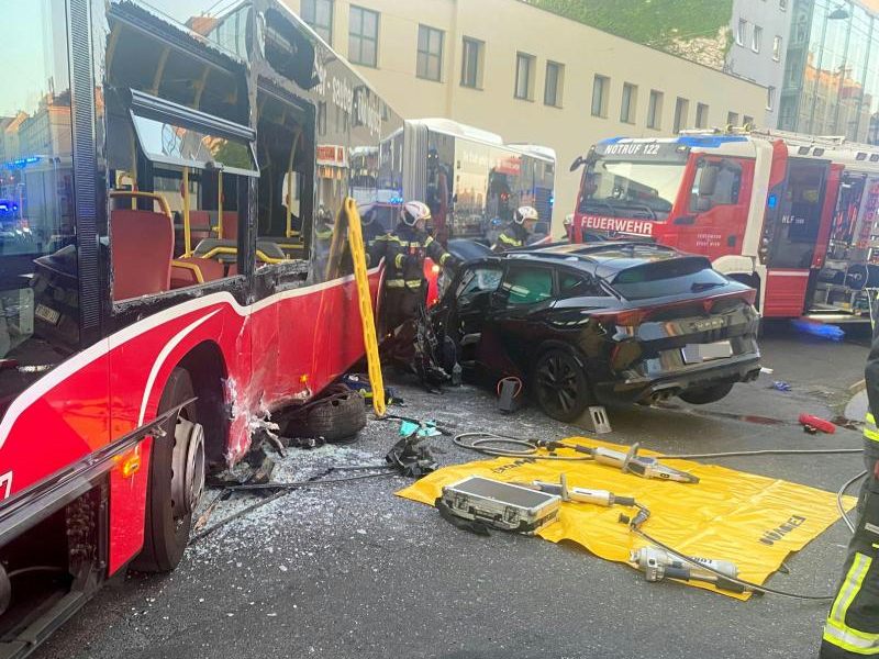 Der 18-jährige Autofahrer wurde schwer verletzt. Der 18-jährige Autofahrer wurde schwer verletzt.