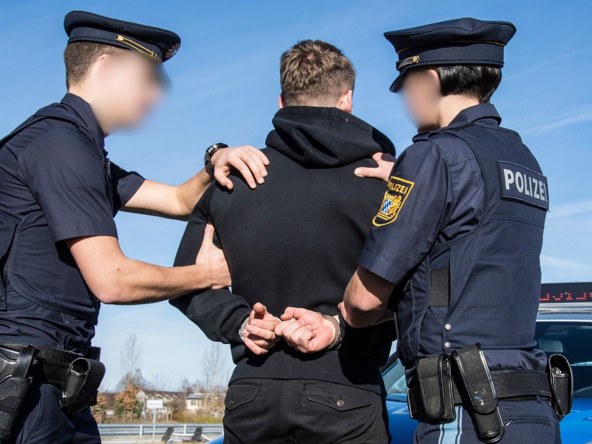 Die Staatsanwaltschaft Kempten beantragte gegen den Tatverdächtigen einen Haftbefehl wegen des dringenden Verdachts eines versuchten Tötungsdelikts. (Symbolbild) Die Staatsanwaltschaft Kempten beantragte gegen den Tatverdächtigen einen Haftbefehl wegen des dringenden Verdachts eines versuchten Tötungsdelikts. (Symbolbild)