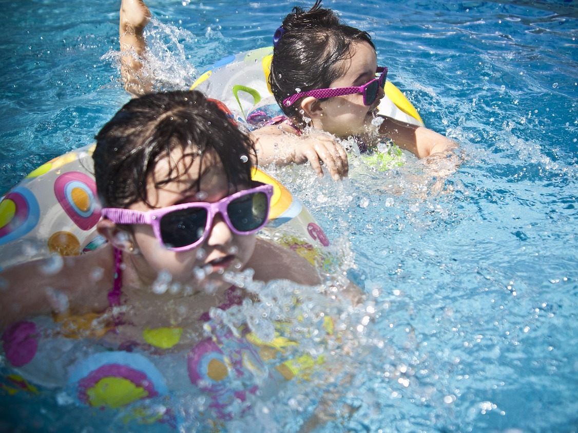Urlaubshamster vergleicht die Preise in den Schwimmbädern.