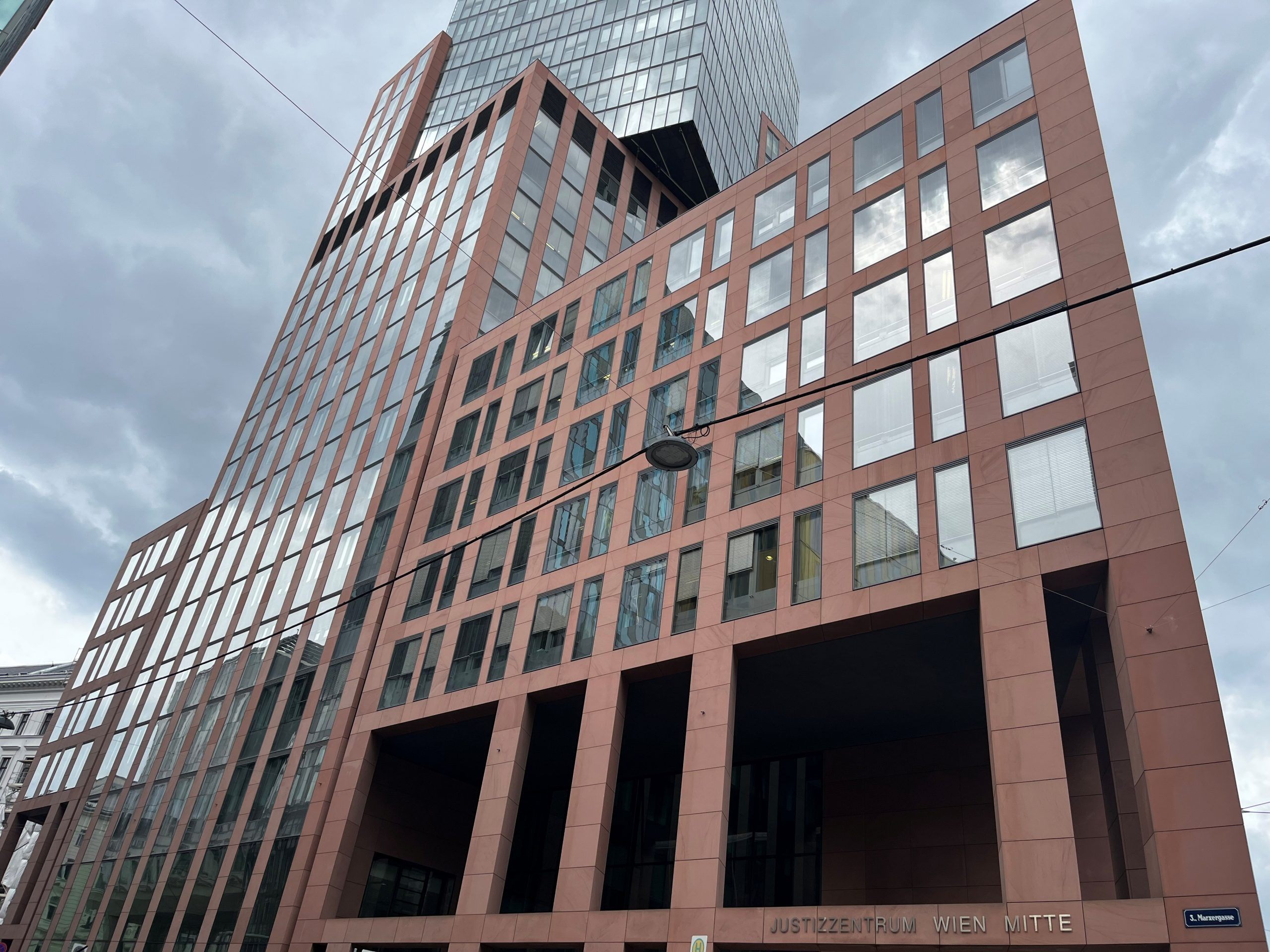 Das teuerste Gebäude, das 2024 in Wien verkauft wurde, ist das Justizzentrum Wien Mitte. Das teuerste Gebäude, das 2024 in Wien verkauft wurde, ist das Justizzentrum Wien Mitte.