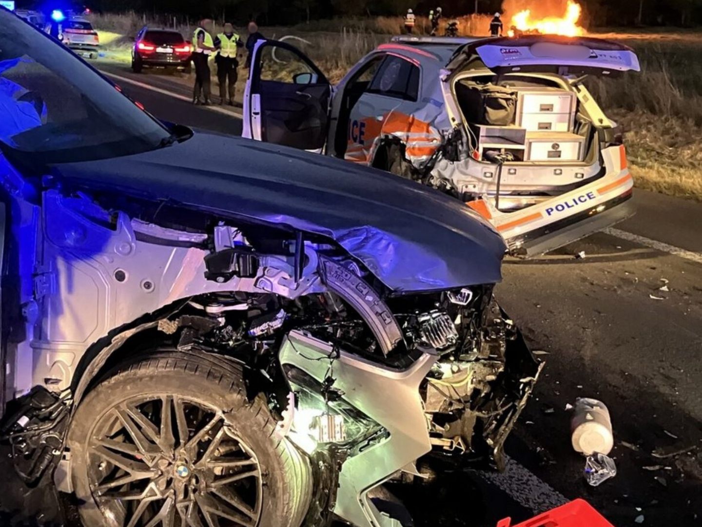 Nach der Verfolgungsjagd auf der A1 brannte eines der gestohlenen Fahrzeuge aus – die Polizei konnte beide Lenker festnehmen. Nach der Verfolgungsjagd auf der A1 brannte eines der gestohlenen Fahrzeuge aus – die Polizei konnte beide Lenker festnehmen.