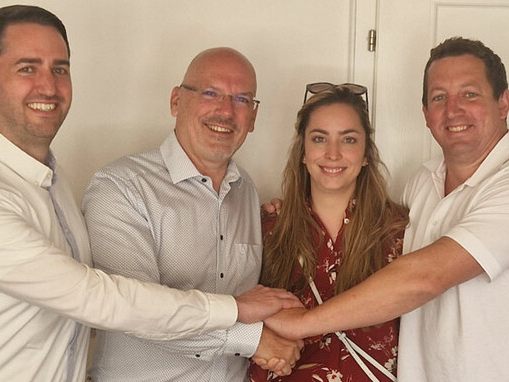 (v.l.): Matthias Cardin, Jürgen Dachs, Nicole Obwegeser und Obwegeser-Co-Geschäftsführer Patrick Martin nach der Unterzeichnung.