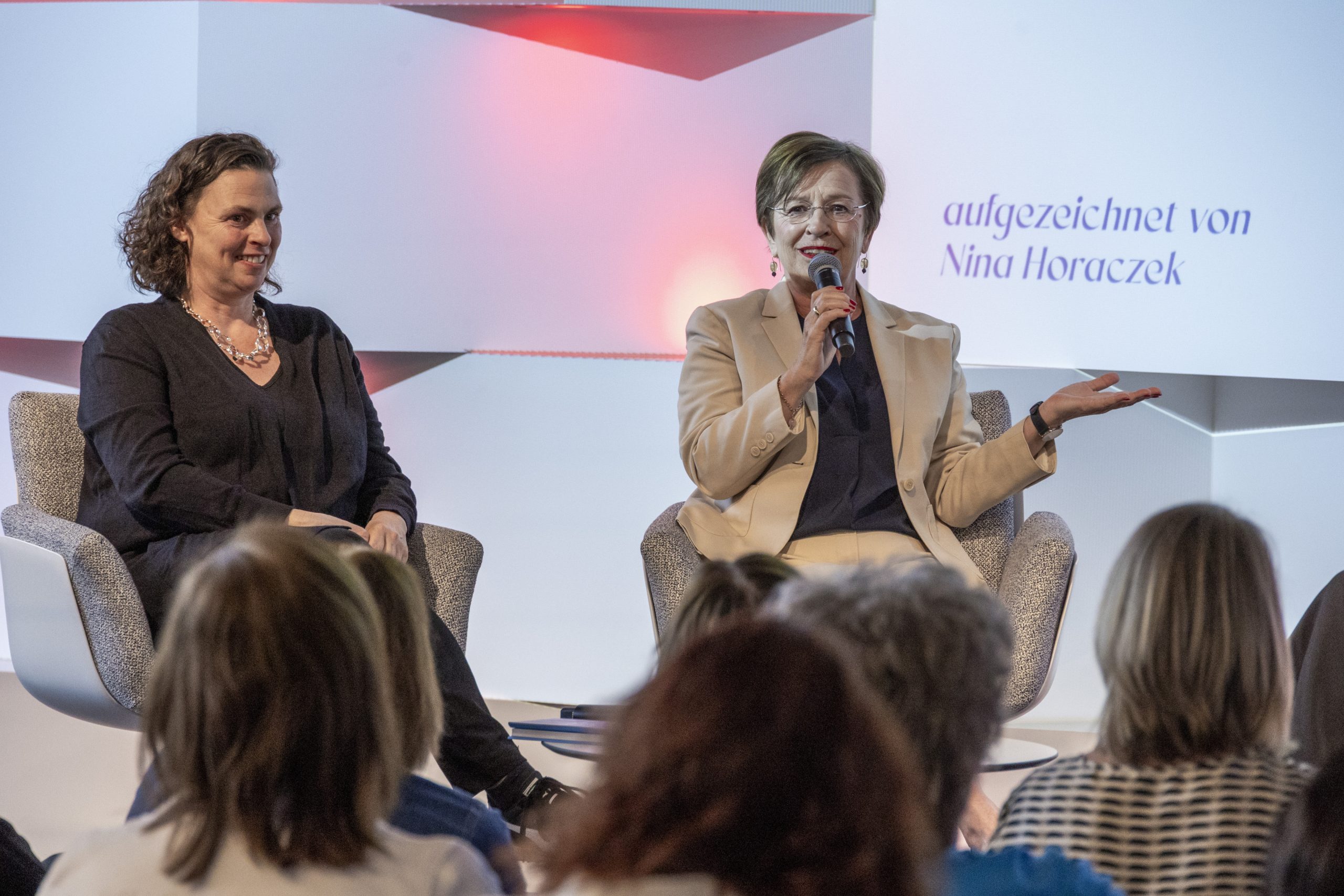 v.l.: Nina Horaczek und Doris Schimdauer im Mai bei der von VN-Poltik-Redakteurin Magdalena Raos moderierten Russmedia-Lesung in Schwarzach. 