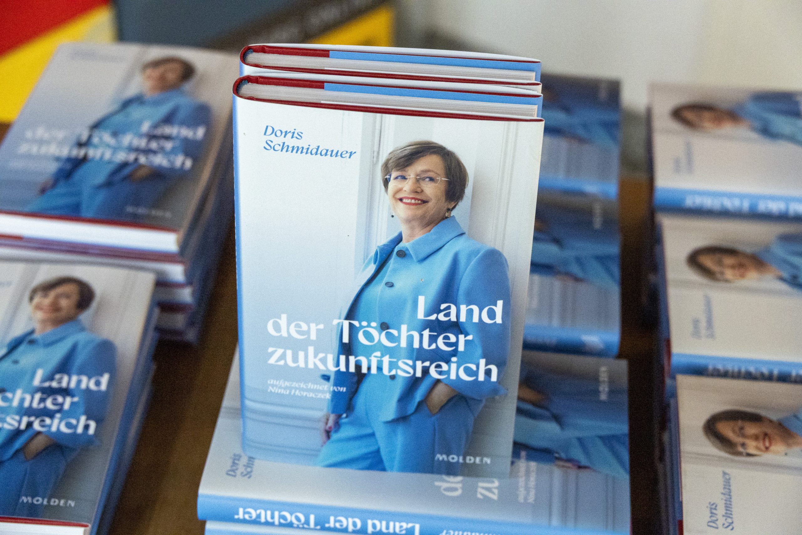 Das Buch "Land der Töchter zukunftsreich" ist keine klassische Biografie, sondern erzählt die Geschichten von vielen mutigen Frauen. 