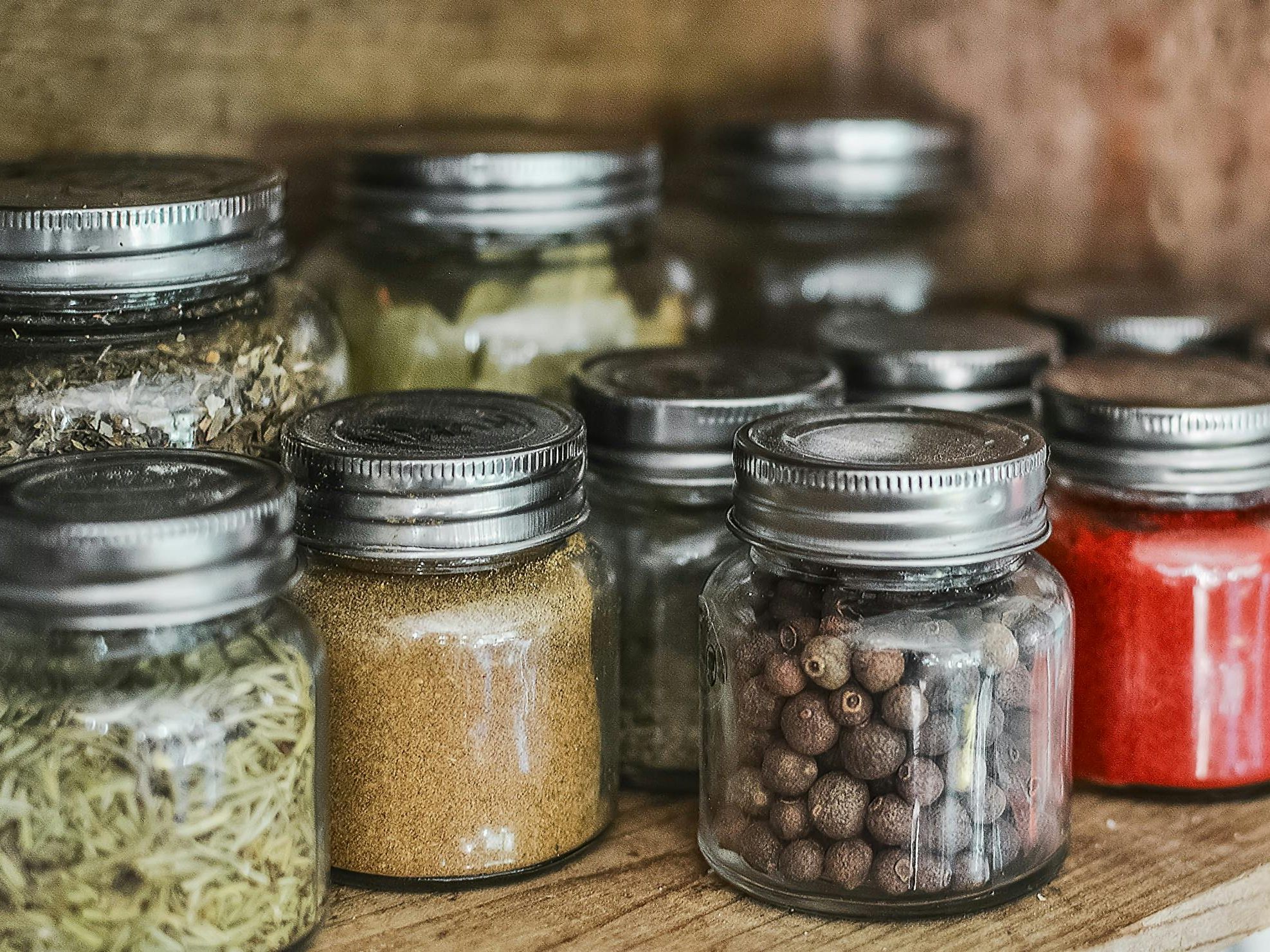 Erfahren Sie, wie Sie Gewürze richtig lagern, um Aromen frisch zu halten. Tipps gegen Feuchtigkeit und Hitze in der Küche. Erfahren Sie, wie Sie Gewürze richtig lagern, um Aromen frisch zu halten. Tipps gegen Feuchtigkeit und Hitze in der Küche.