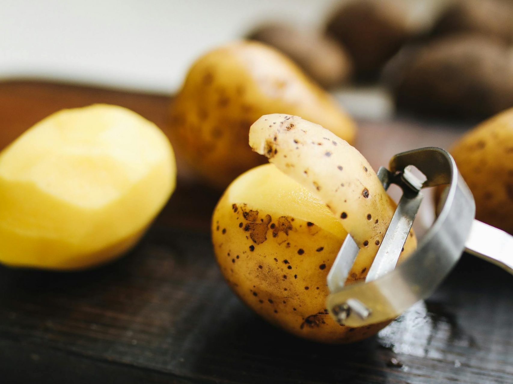 Erfahre, warum Kartoffelschalen Solanin enthalten und wie du sie sicher genießen kannst. Erfahre, warum Kartoffelschalen Solanin enthalten und wie du sie sicher genießen kannst.