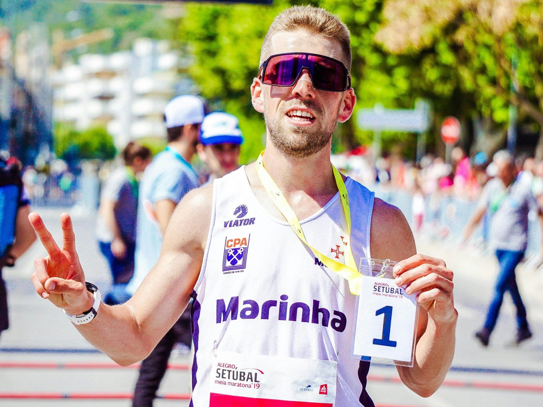 Erfahren Sie, wie Sie bei Hitze sicher Sport treiben. Vermeiden Sie die größten Fehler und schützen Sie Ihre Gesundheit bei Sommerhitze.