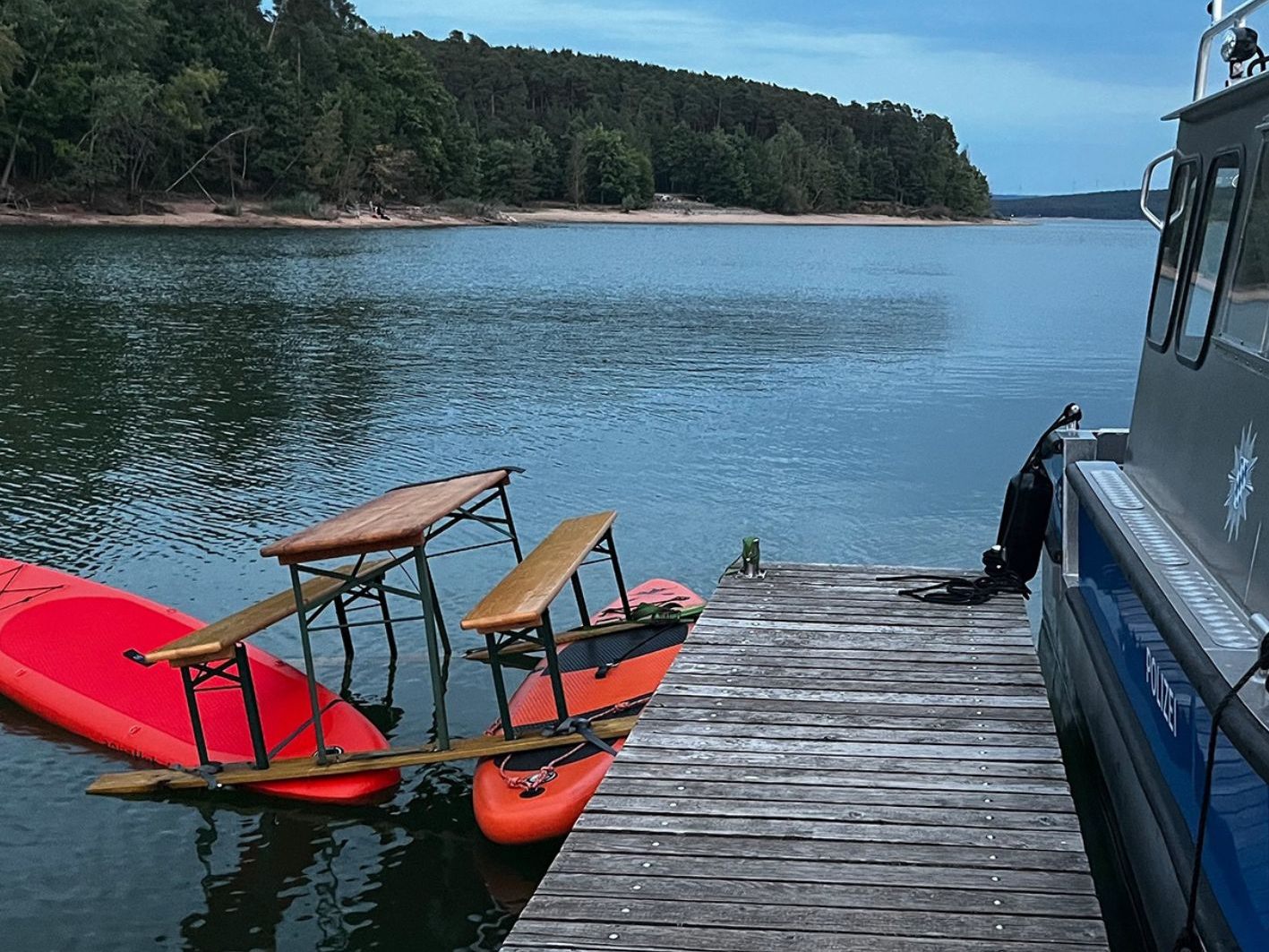 Betrunken auf dem See: Polizei stoppt Bierbank-Boot. Betrunken auf dem See: Polizei stoppt Bierbank-Boot.