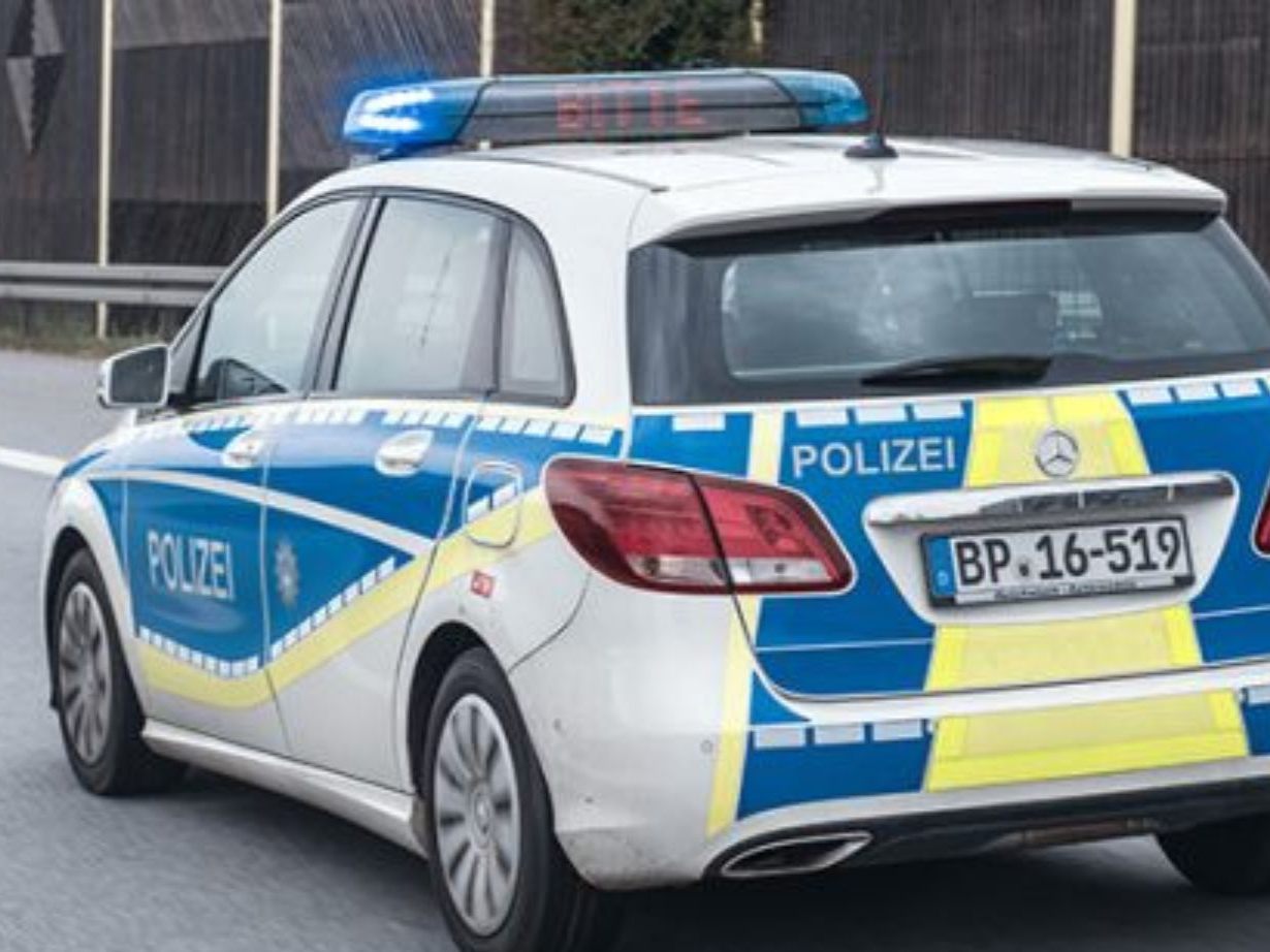 Der Streifenwagen überschlug sich und prallte in ein Verkehrszeichen. (Symbolbild)