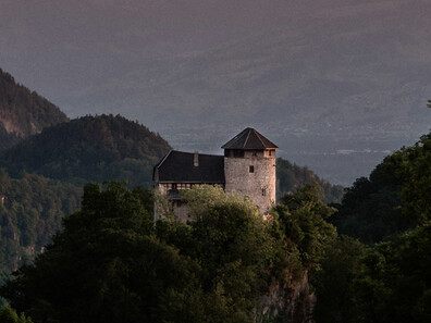 Die historische Burganlage Schloss Glopper steht zum Verkauf.