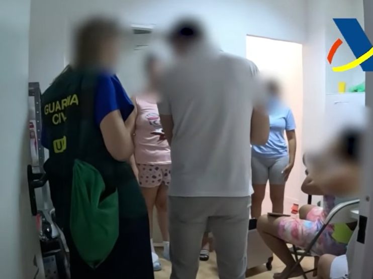 Opfer in "Massagesalons" in Urlaubsregionen zur Prostitution gezwungen.