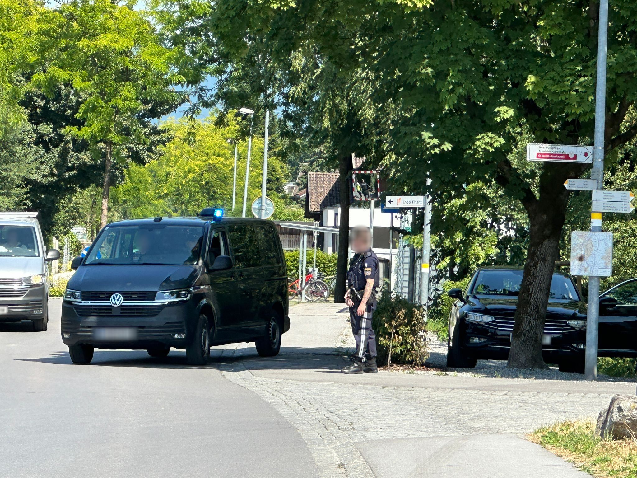 Einsatzkräfte der Polizei an einem Kontrollpunkt – der mutmaßliche Tatverdächtige wurde nach dem Überfall auf die Sparkasse Dornbirn an der Grenze festgenommen.