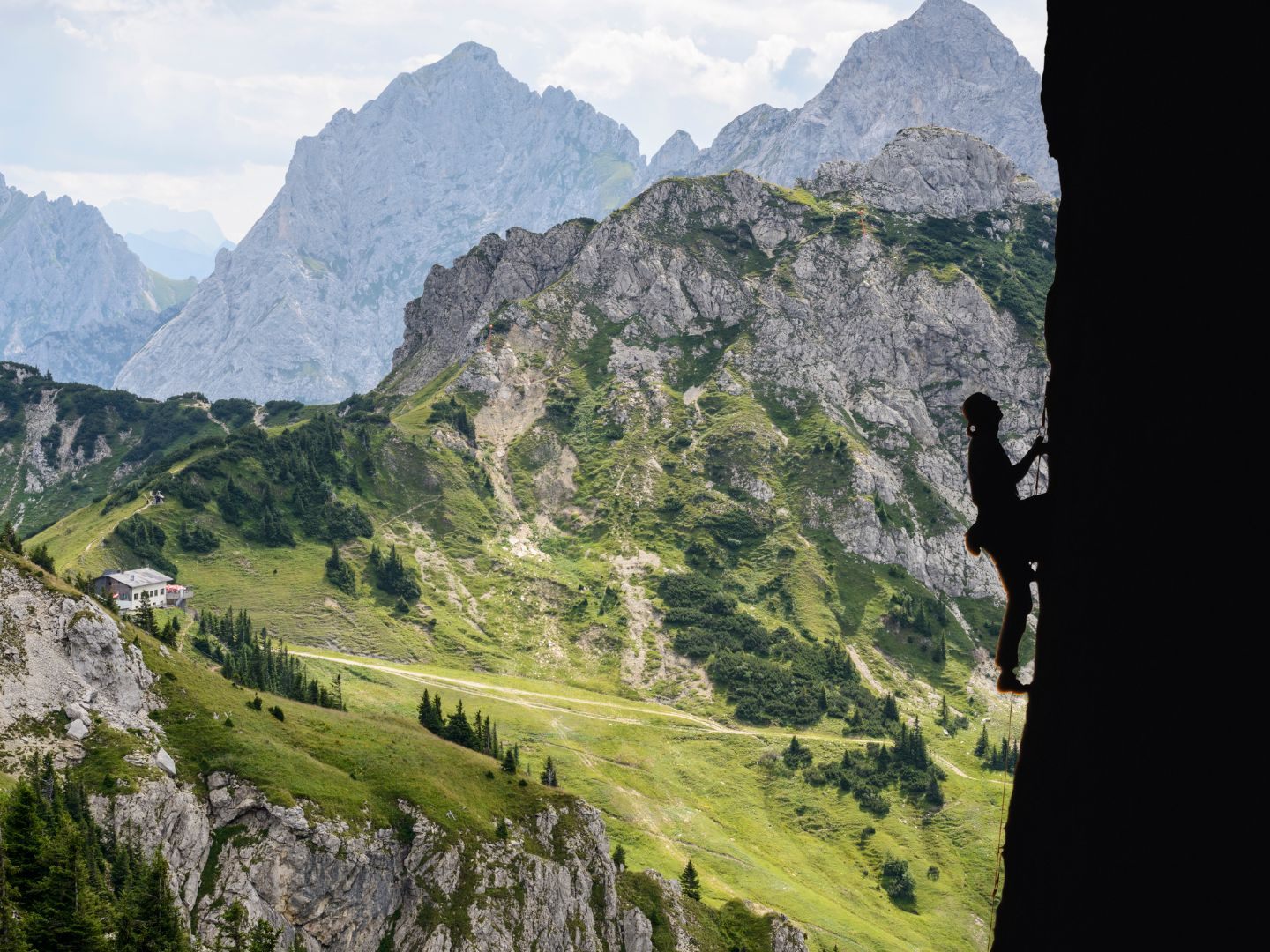 Gefahren wie Steinschlag nehmen beim Bergwandern und beim Klettern in den Alpen nach Ansicht eines Experten zu. (Symbolbild) Gefahren wie Steinschlag nehmen beim Bergwandern und beim Klettern in den Alpen nach Ansicht eines Experten zu. (Symbolbild)