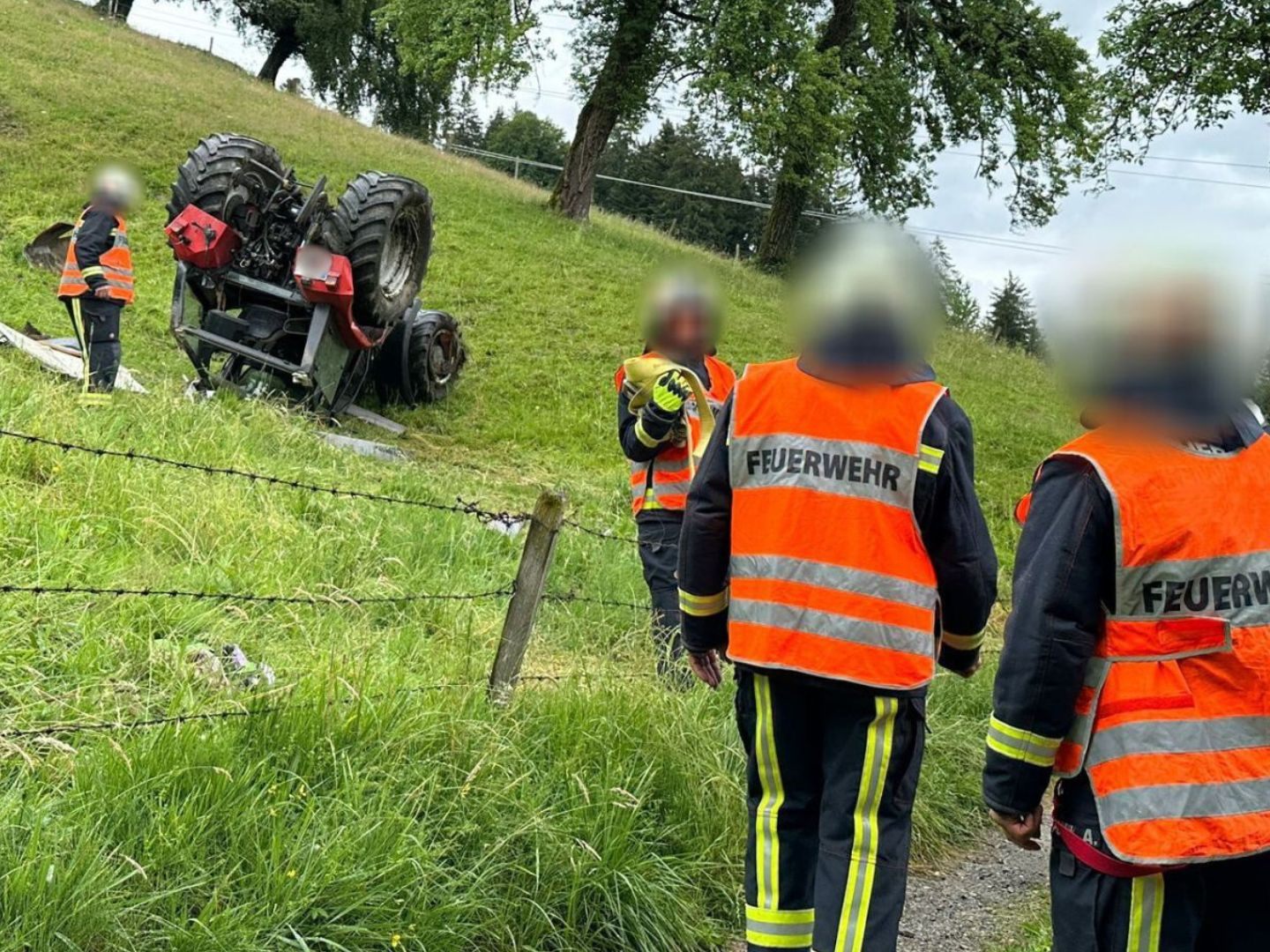 Traktor stürzt in Kennelbach ab.