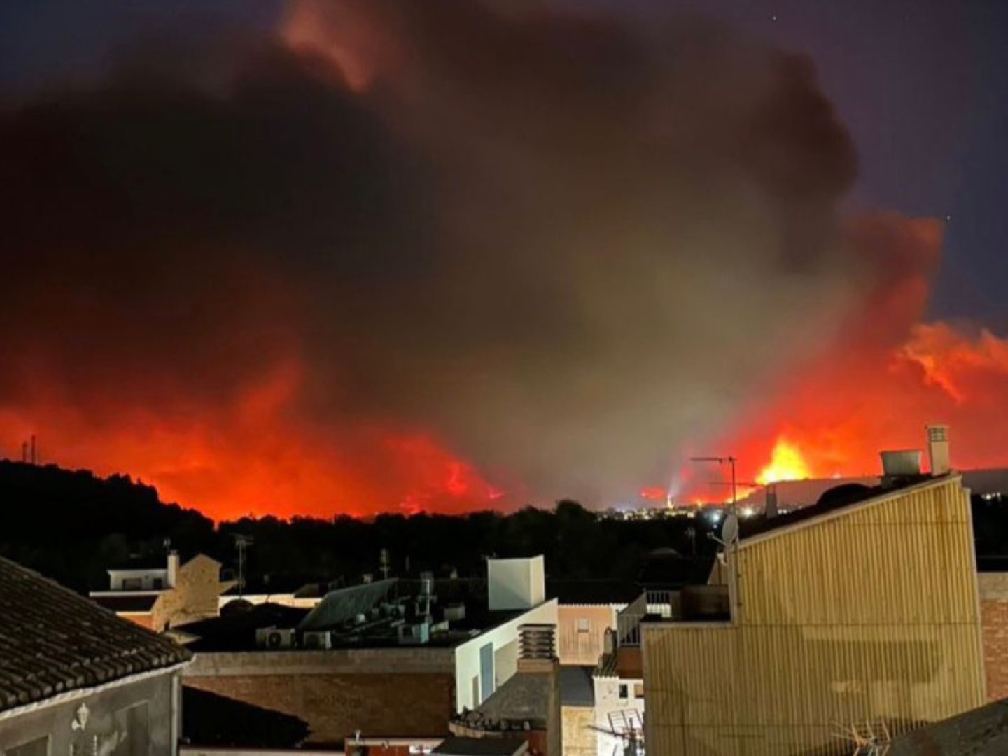 Feuerfront bei Tarragona: Tausende sollen in ihren Häusern bleiben.