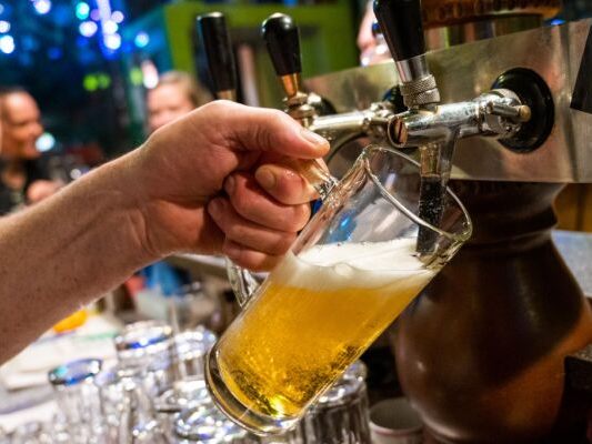 In der Gastronomie ist der Arbeitskräfte-Andrang schaumgebremst