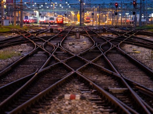 Vor allem Zugreisen ins Ausland sind oft teurer als Flüge