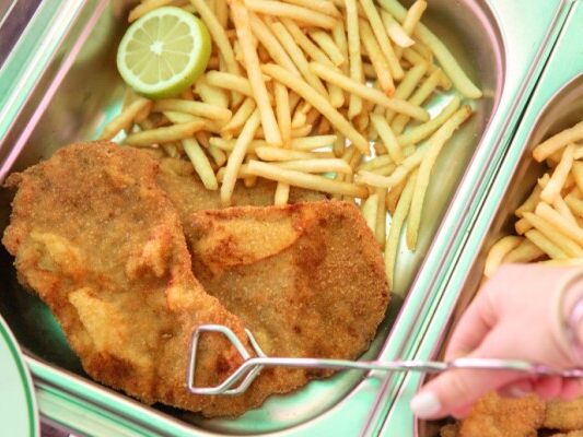 Zuletzt teurere, servierbereite Wiener Schnitzel im Gasthaus (Archiv) Zuletzt teurere, servierbereite Wiener Schnitzel im Gasthaus (Archiv)