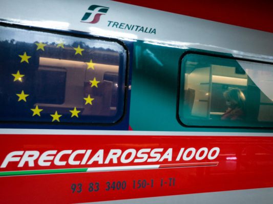 Seitenansicht eines italenischen Hochgeschwindigkeitszuges Frecciarossa