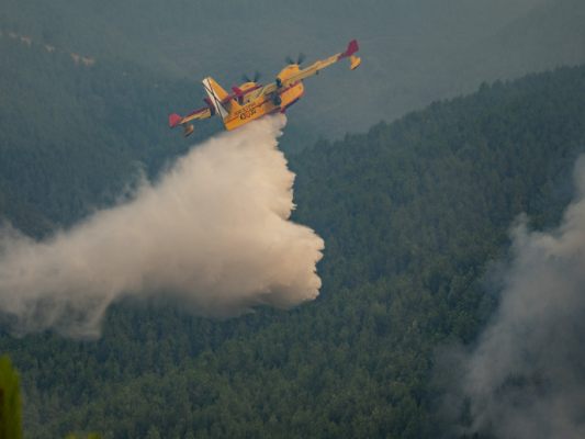 Spanischer Feuerwehr-Hubschrauber im Einsatz (Symbolbild)