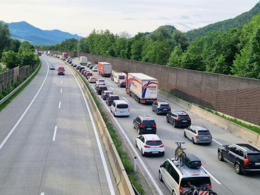 Starker Reiseverkehr sorgt für Staus in Richtung Süden. Starker Reiseverkehr sorgt für Staus in Richtung Süden.