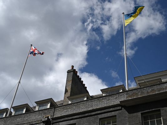 Ukraine-Flagge auf der Downing Street in London Ukraine-Flagge auf der Downing Street in London