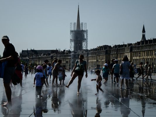 Menschen beim Abkühlen in Bordeaux: Keine Seltenheit in diesen Tagen Menschen beim Abkühlen in Bordeaux: Keine Seltenheit in diesen Tagen