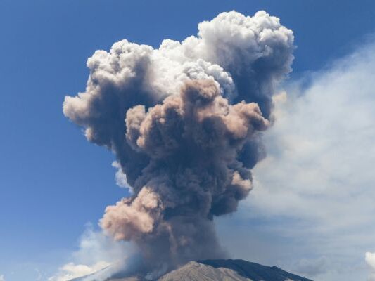 Der Ätna bei einer Eruption im heurigen Juni Der Ätna bei einer Eruption im heurigen Juni