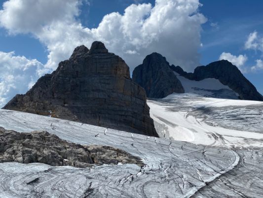 Weg am Gjaidsteinsattel auf kleines Schneeband geschrumpft