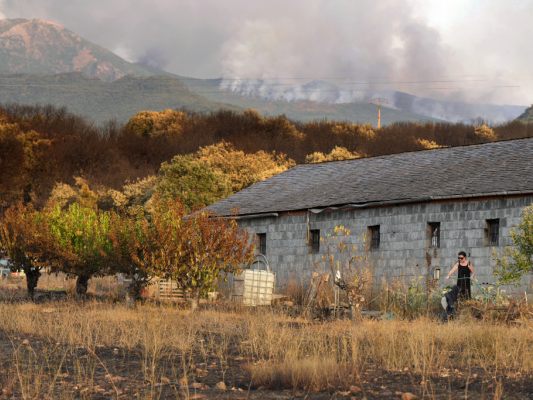 Einsatzkräfte kämpfen gegen Flammen in Spanien