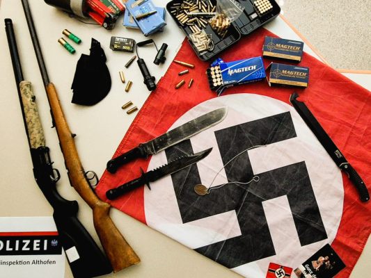 Sichergestellte Waffen und NS-Material