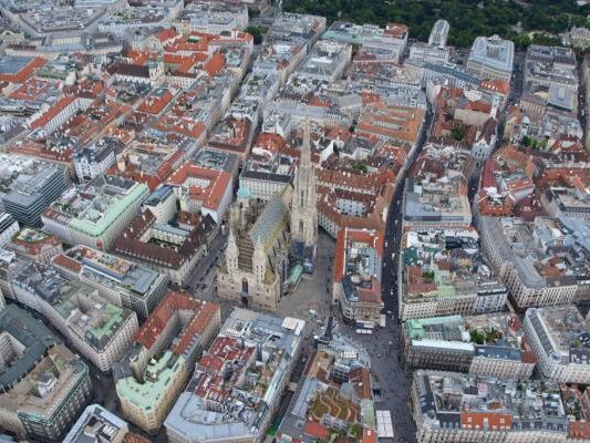Luftbild von Stefanie Grüssl mit Stephansdom im Fokus Luftbild von Stefanie Grüssl mit Stephansdom im Fokus