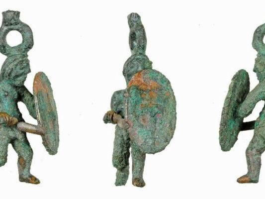 Kriegerstatuette aus einer der am besten erforschten Keltensiedlung Mitteleuropas Kriegerstatuette aus einer der am besten erforschten Keltensiedlung Mitteleuropas