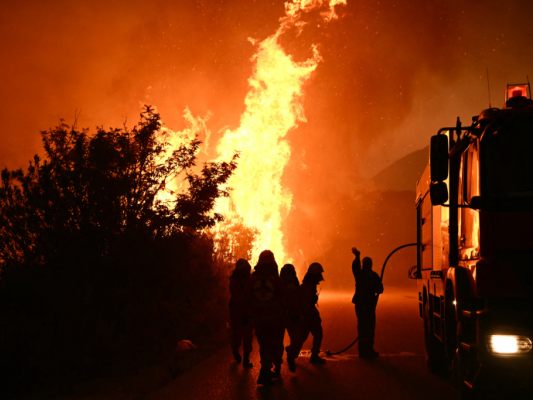 In Patras kämpfen die Einsatzkräfte seit Tagen gegen die Flammen