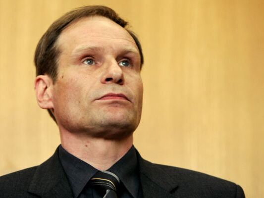 Verbüßt seit 2006 eine lebenslange Haftstrafe wegen Mord Verbüßt seit 2006 eine lebenslange Haftstrafe wegen Mord