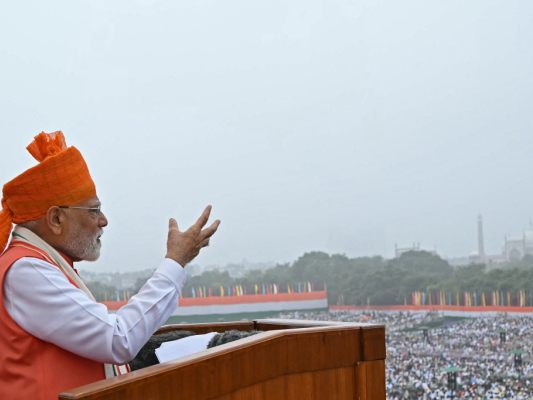 Narendra Modi spircht zu seinen Anhängern Narendra Modi spircht zu seinen Anhängern