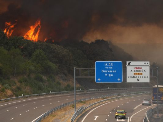 Waldbrände im Norden Sapnien toben in Autobahnnähe