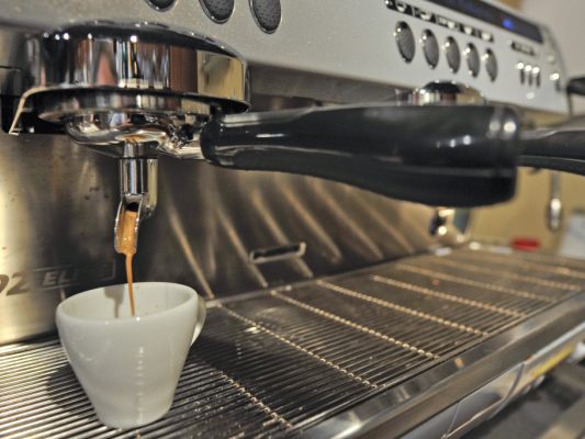 236 junge Erwachsene, die Koffein konsumieren, wurden befragt 236 junge Erwachsene, die Koffein konsumieren, wurden befragt