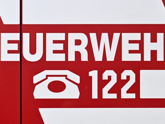 Die Feuerwehr befreite das Baby aus dem Auto Die Feuerwehr befreite das Baby aus dem Auto