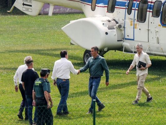 Pedro Sanchez beim Besuch in der betroffenen Region León