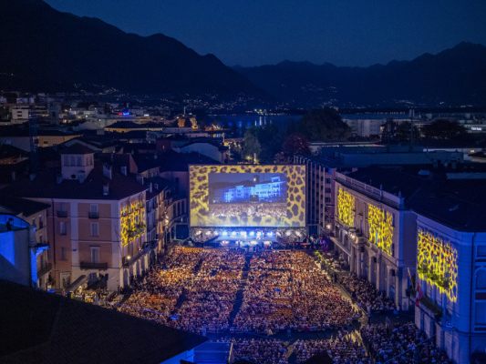 Die Großleinwand auf der Piazza Grande in Locarno Die Großleinwand auf der Piazza Grande in Locarno