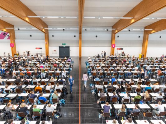 Zuletzt bewarben sich 12.400 Kandidaten für 1.900 Plätze Zuletzt bewarben sich 12.400 Kandidaten für 1.900 Plätze